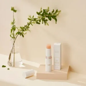 Baume Absolute Reset Atomy en stick posé sur un socle beige